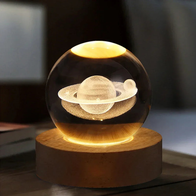 Lâmpada 3D de Cristal com Projeções Galácticas Crie um ambiente mágico com esta luz noturna USB que projeta galáxias e planetas.